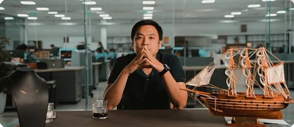 Tony Phan tại văn phòng